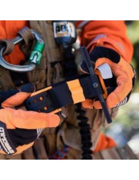 homem con roupa de emergencia a segurar um Torniquete SAM XT CIVIL